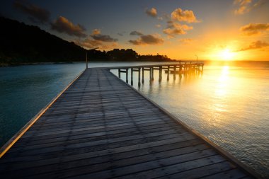 güzel ahşap iskele ile güneş doğarken rayong, Tayland