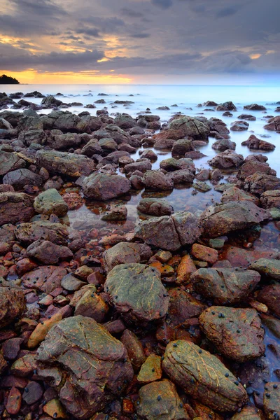 Bela paisagem marinha de onda e rocha quando o pôr do sol — Fotografia de Stock