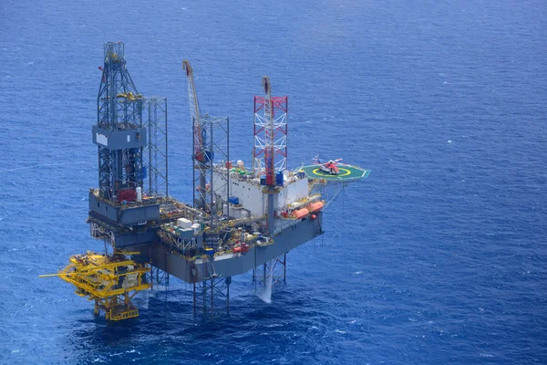 Helikopter plocka upp passagerare på offshore olja riggen. — Stockfoto
