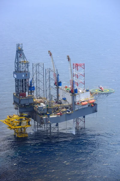 Helicopter pick up passenger on the offshore oil rig — Stock Photo, Image