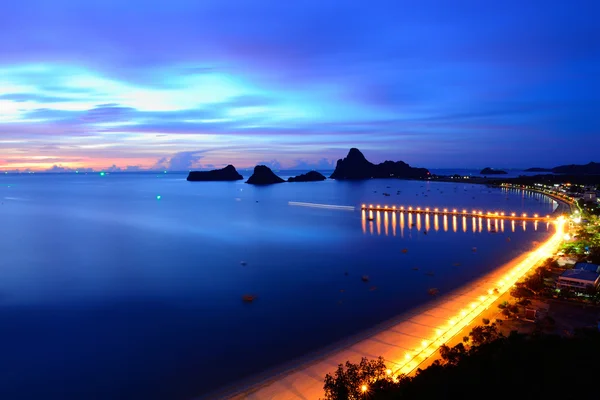 Sunrise kilátás nyílik az Ao Manao öbölre, Prachuap Khiri Khan, Thaiföld — Stock Fotó