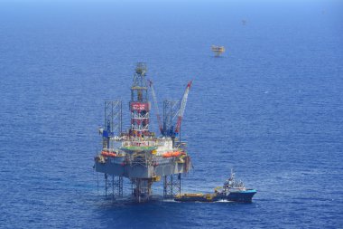 offshore sondaj sondaj kulesi ve tedarik tekne yan görünüm