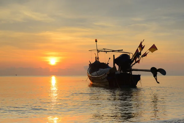 渔船与日出的背景. — 图库照片