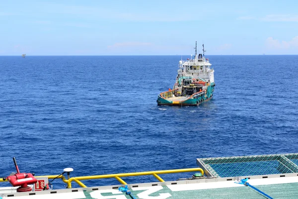 La barca di soccorso e di rifornimento per il funzionamento della piattaforma petrolifera . — Foto Stock