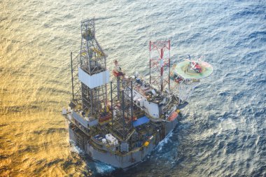Helikopter offshore petrol sondaj platformu üzerinde yolcu almak.