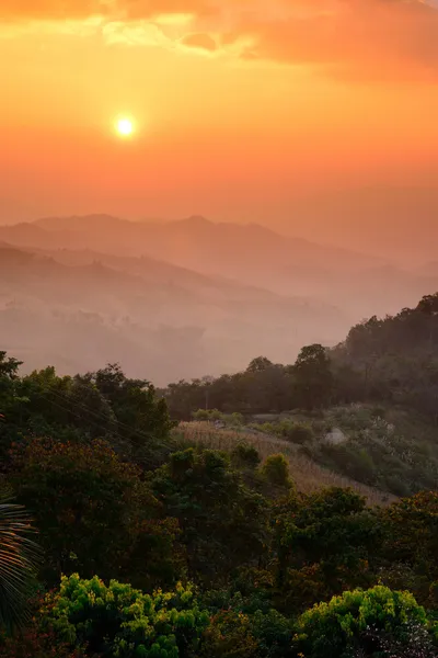 Uma bela paisagem nas montanhas com o pôr do sol — Fotografia de Stock