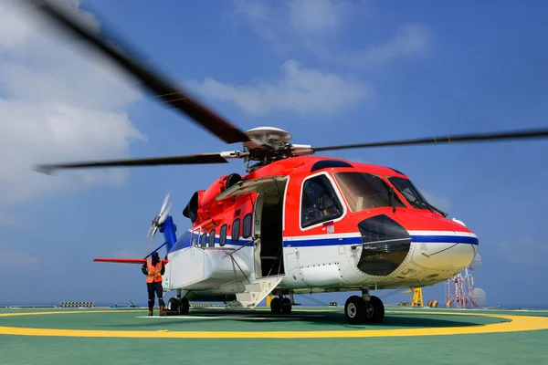 El helicóptero está aterrizando para embarcar a los pasajeros en la plataforma de plataformas petrolíferas — Foto de Stock