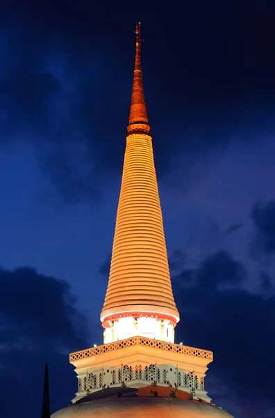 Peak pagoda of Wat Phra Mahathat Woramahawihan is the main Buddh — Stock Photo, Image
