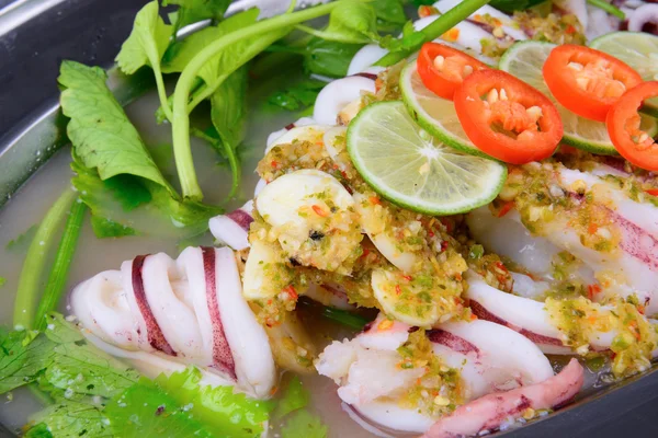 Nome da comida tailandesa é lula cozida no vapor com limão — Fotografia de Stock