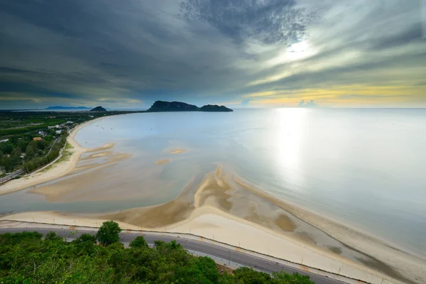 Пейзажний вид Схід сонця на пляжі Ао-manao в Таїланді — стокове фото