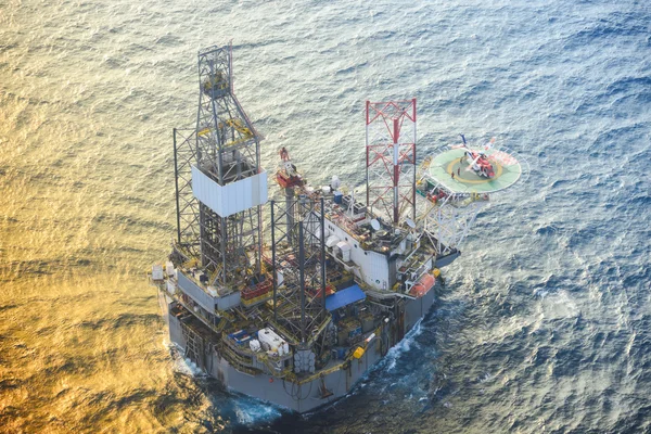 Helikopter offshore petrol sondaj platformu üzerinde yolcu almak.