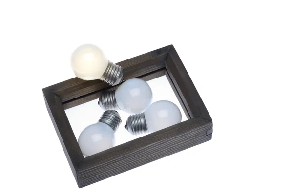 作为创意和领袖在盒子外面思考的灯泡概念 — 图库照片