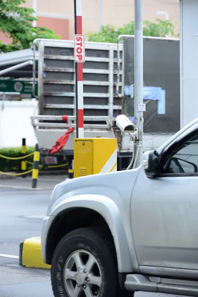 güvenlik kamerası ile otomatik araç güvenlik bariyerleri