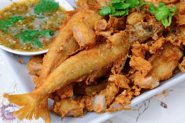 Nombre de la comida tailandesa es pescado con bandas de plata frita con pimiento de ajo —  Fotos de Stock