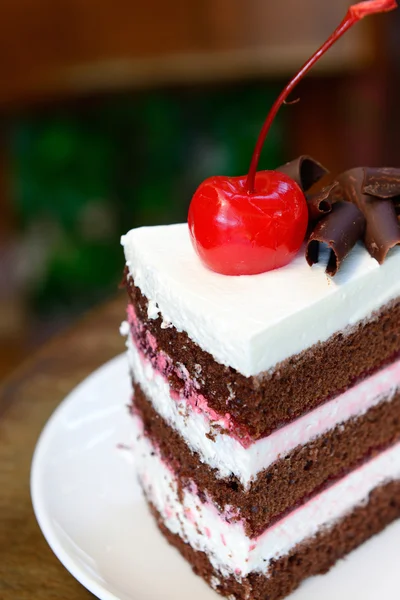 Gâteau au chocolat avec cerise sur le dessus — Photo