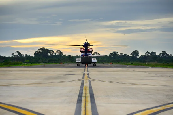 Helicóptero taxi en alta mar a la pista para la operación de la plataforma petrolífera —  Fotos de Stock