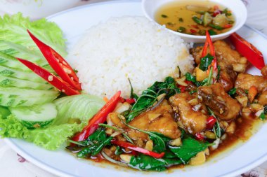 Kızarmış fesleğen bırakın balığı balık ile pirinç üzerinde