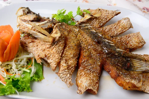 Thais eten naam diepe gebakken snapper met zoete vissaus — Stockfoto
