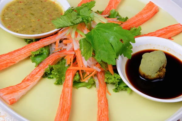 蟹棒餐，装饰绿色盘子里日本 foo 的蟹肉棒 — 图库照片