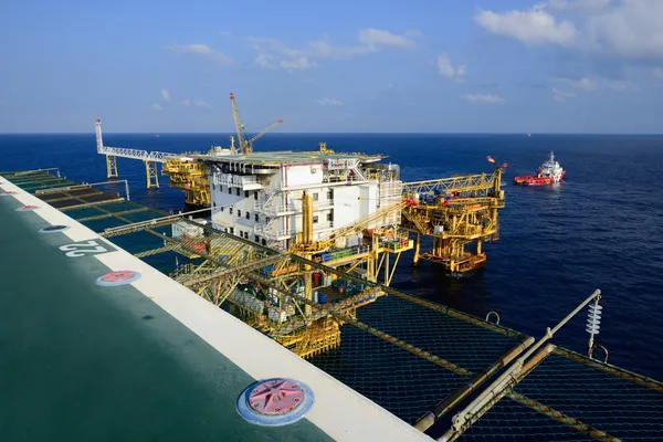 De offshore olie tuig platform en aanbod boot — Stockfoto