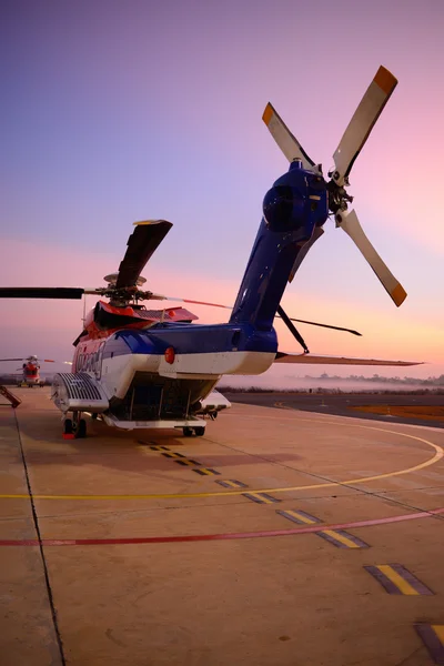 Helicóptero de plataforma petrolífera en el delantal junto a la pista —  Fotos de Stock