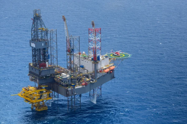Üstten Görünüm helikopterin petrol sondaj platformu üzerinde yolcu almak