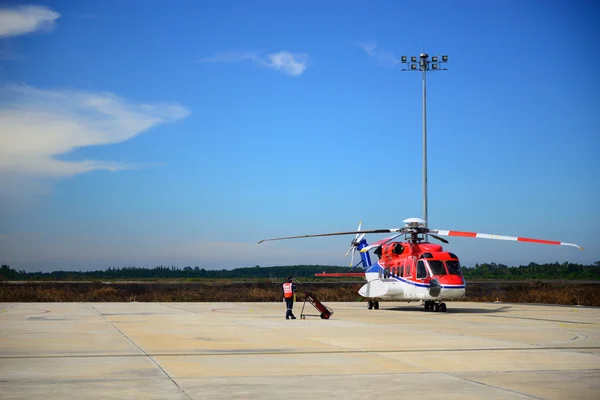 Brandman bevakning för helikopter innan start upp motor — Stockfoto