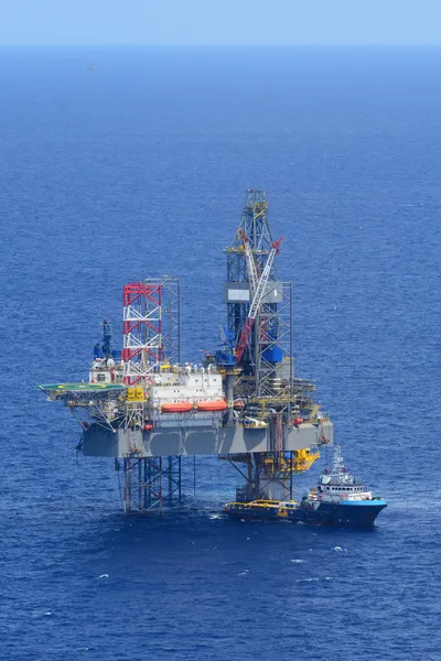 La piattaforma petrolifera di perforazione offshore e la fornitura barca vista laterale — Foto Stock