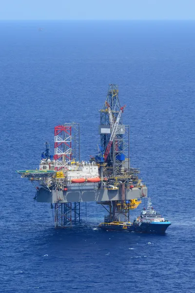 offshore sondaj sondaj kulesi ve tedarik tekne yan görünüm