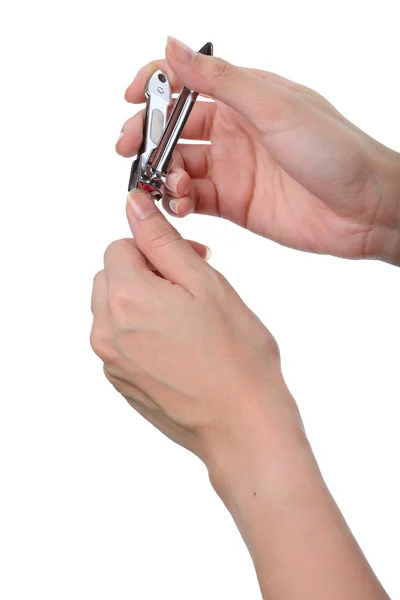 Manicura de la mano de la mujer con cortaúñas — Foto de Stock