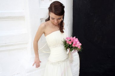 çok güzel bir gelin aşağı görünüyor