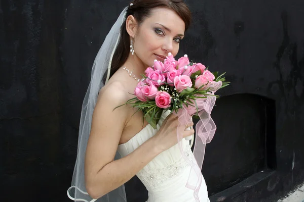 Une belle mariée avec bouquet — Photo