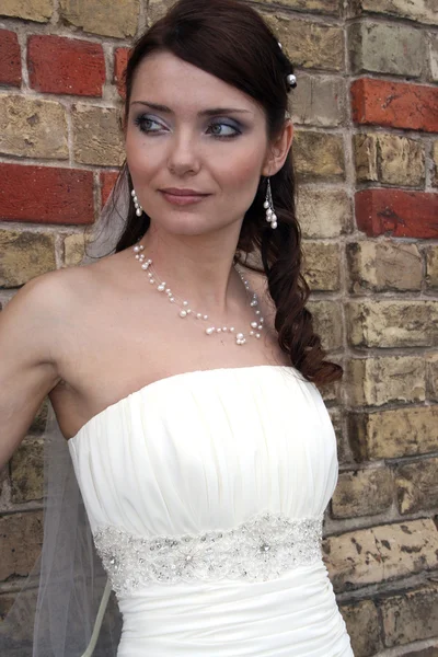 Bride on background of brick wall. — Stock Photo, Image