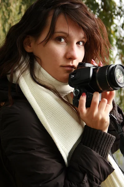 女性保持しているカメラ — ストック写真