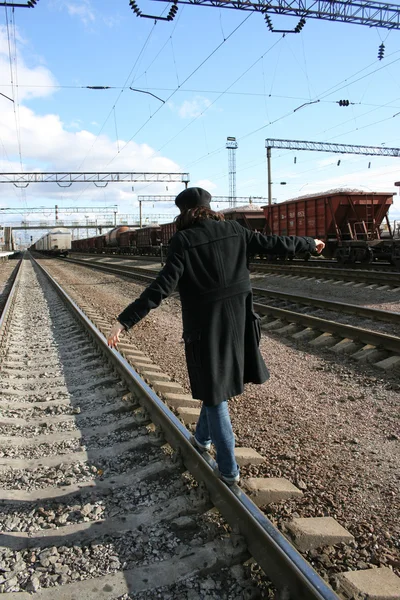 Kobieta na torach kolejowych — Zdjęcie stockowe