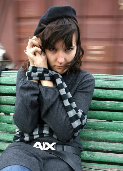 Frau am Bahnhof — Stockfoto