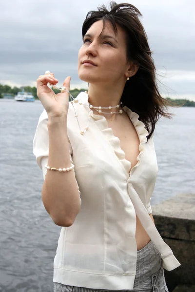 Donna con perline e bracciale — Foto Stock
