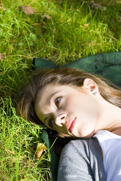 Kvinne som ligger på gress – stockfoto