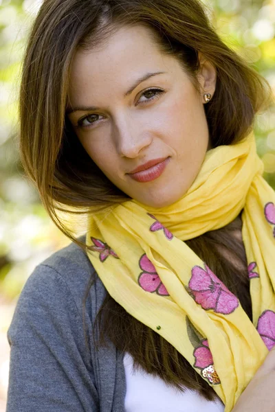 Frau mit gelbem Schal — Stockfoto
