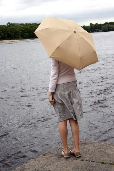 带着雨伞的女人 — 图库照片