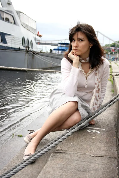 Mujer en el muelle — Foto de Stock