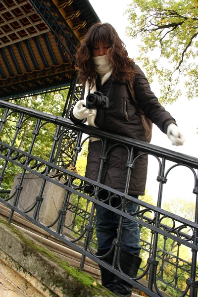 Woman in scarf and gloves — Stock Photo, Image