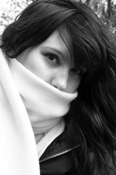 Vrouw in sjaal — Stockfoto