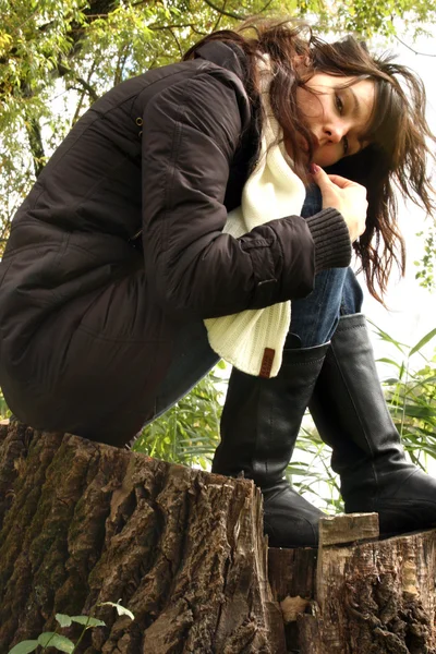 Woman in autumn park — Stock Photo, Image