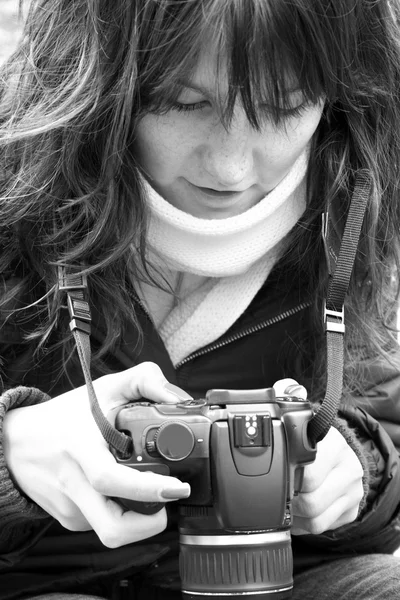 女摄影师γυναίκα φωτογράφος — Φωτογραφία Αρχείου