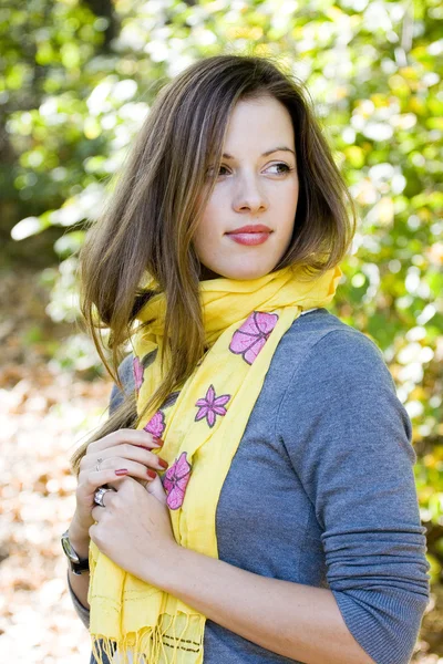 Frau mit gelbem Schal — Stockfoto