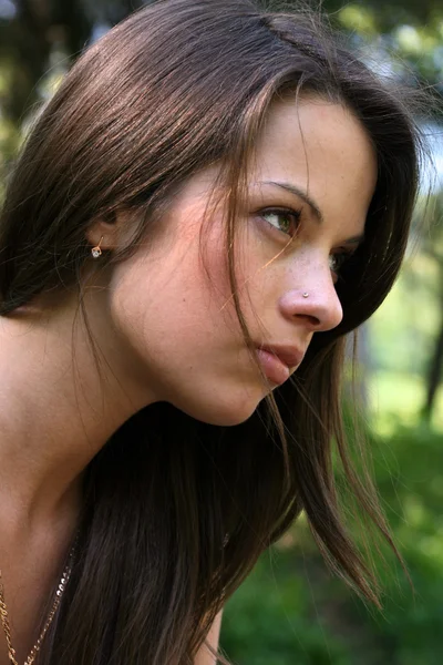 Mujer con el pelo largo morena — Foto de Stock