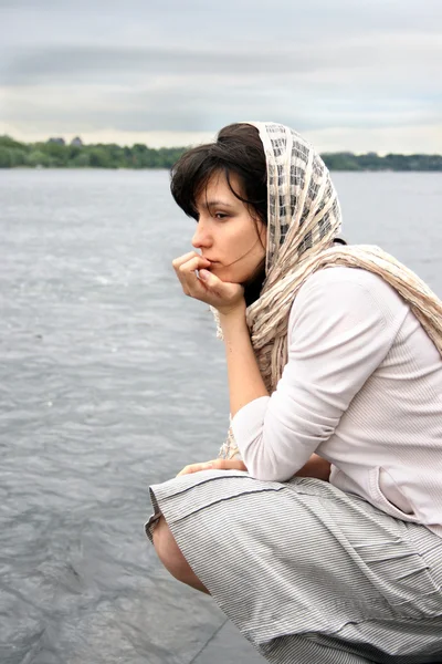 Femme près de bord de l'eau — Photo