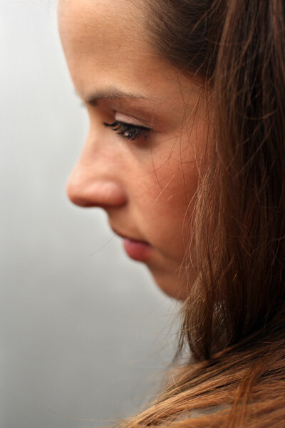 Задумчивая серьезная женщина
