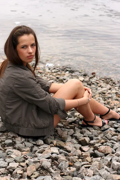 Femme près de bord de l'eau — Photo